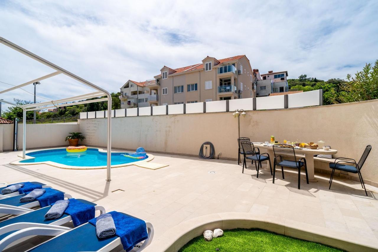 Lorena With Private Pool Apartman *