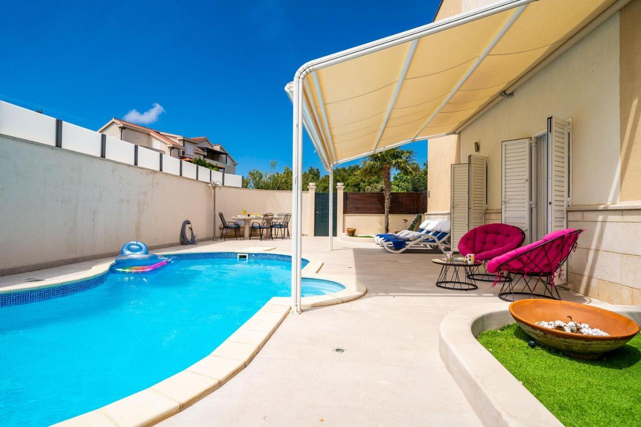 Lorena With Private Pool Apartman