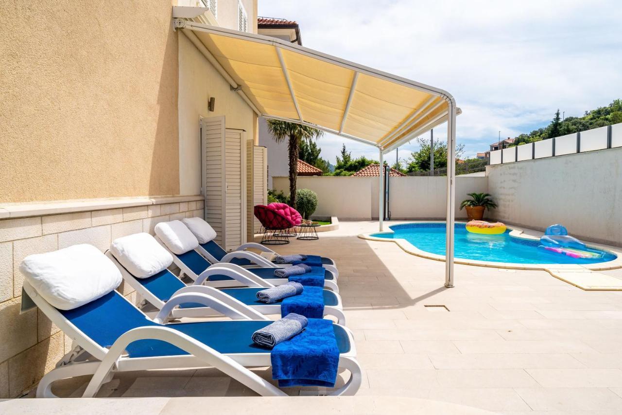 Lorena With Private Pool Apartman *