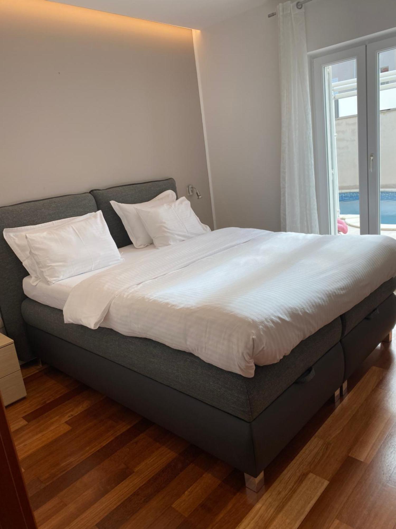 Lorena With Private Pool Apartman